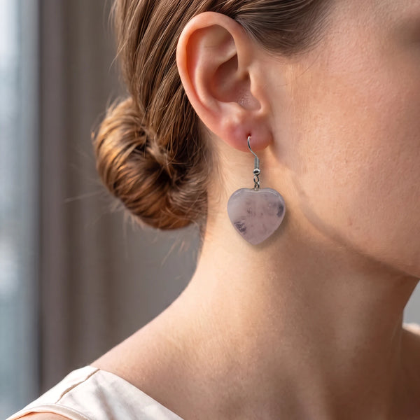 Boucles d'oreilles cœur en quartz rose portées, bijou pendant en pierre naturelle, idée cadeau femme
