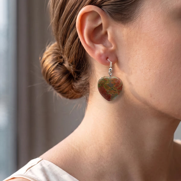 Boucles d'oreilles cœur en unakite portées par une femme, pendantes 4 cm sur crochet argenté, idée cadeau