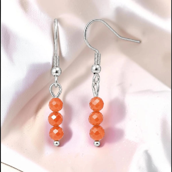 Boucles d'oreilles cornaline en pierre naturelle facettée, trois boules de 4 mm sur crochet acier argenté