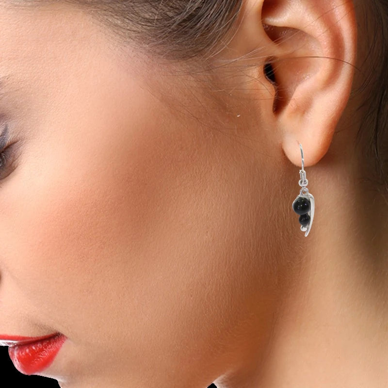 Boucles d'oreilles onyx noir Alhena portées à l'oreille, gros plan
