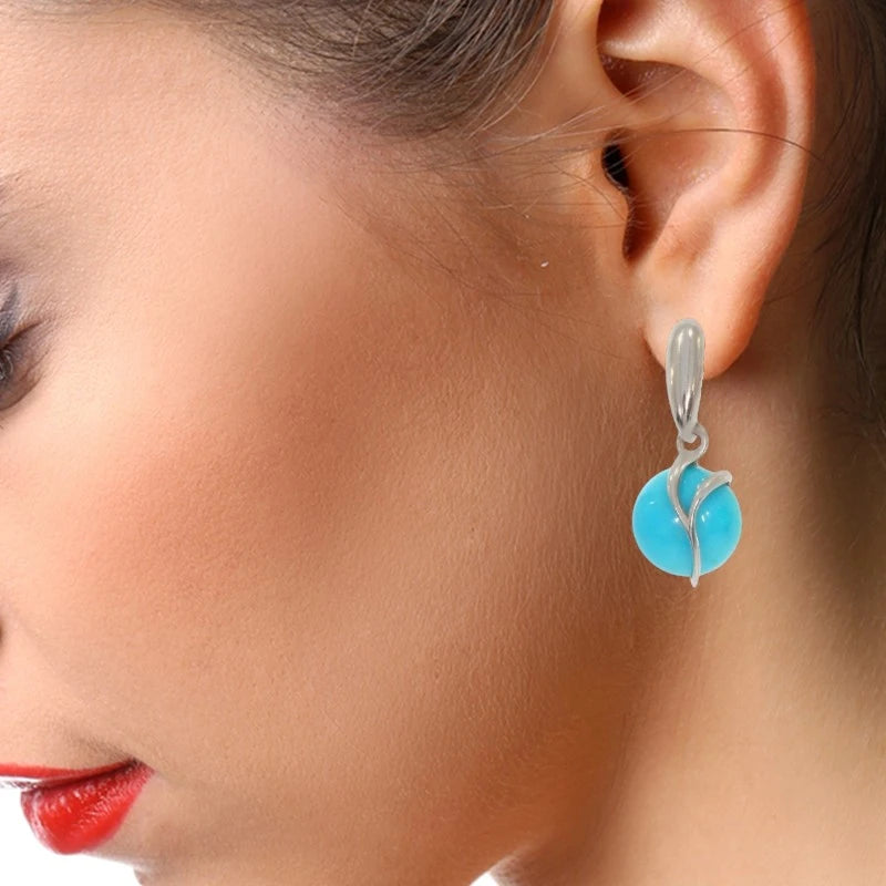 Boucles d'oreilles turquoise Fomalhaut portées à l'oreille, gros plan