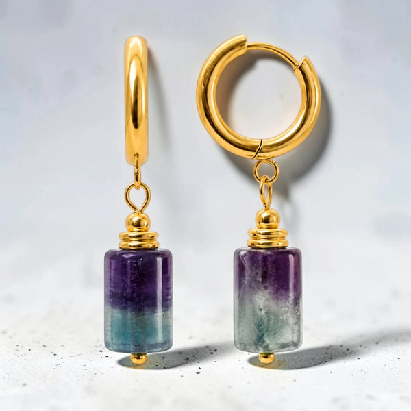 Boucles d'oreilles fluorine multicolore en pierre naturelle taillée en tube sur créole dorée