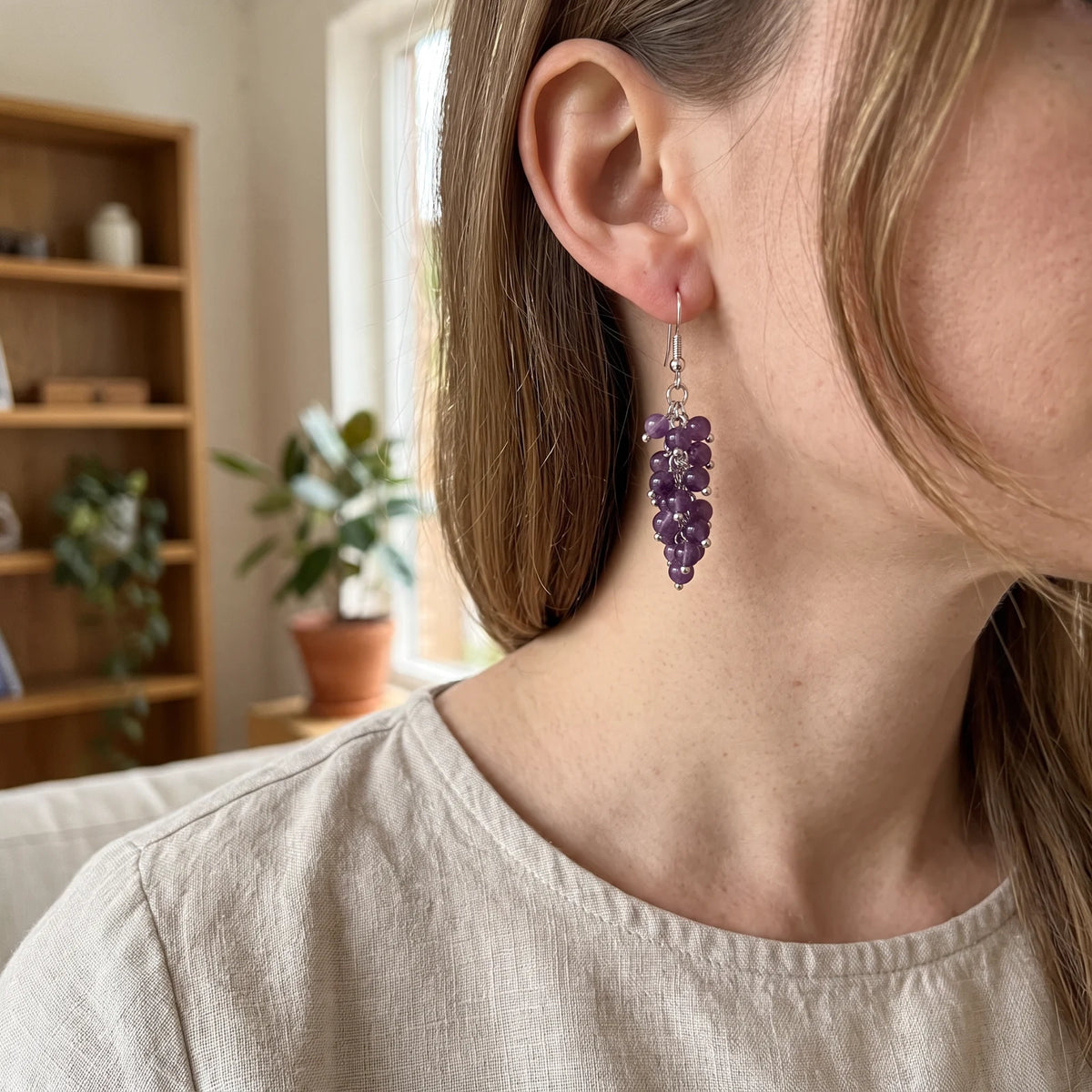 Boucle d'oreille grappe de perles d'améthyste, portée à l'oreille