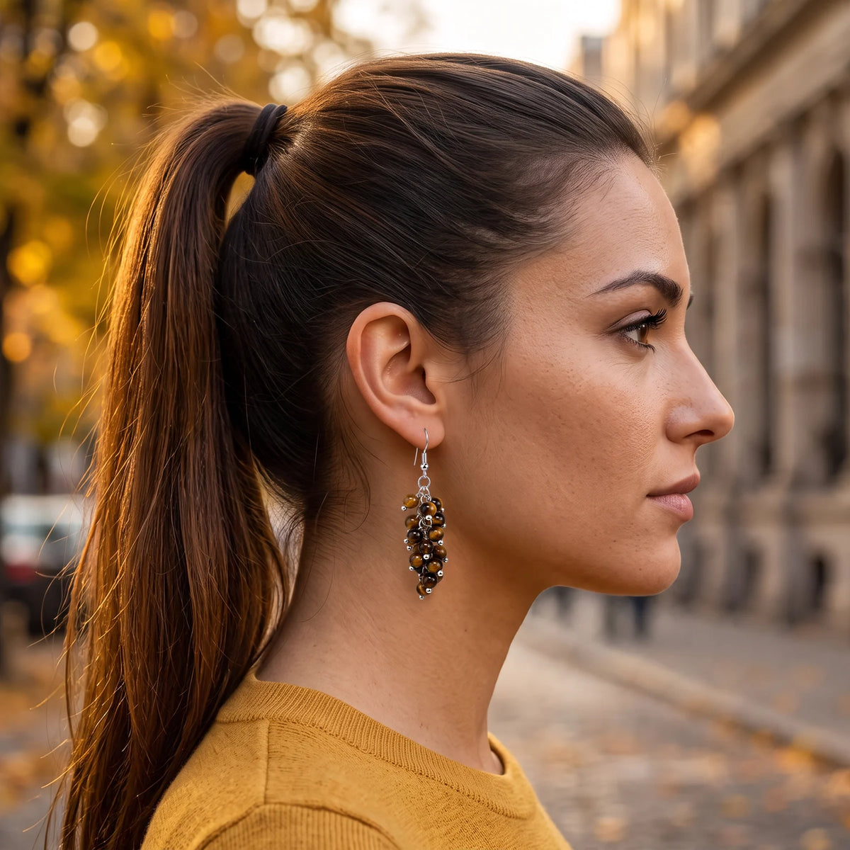 Boucle d'oreille grappe de perles d'œil de tigre, portée à l'oreille