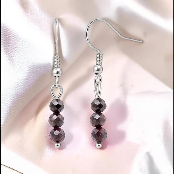 Boucles d'oreilles grenat rouge en pierre naturelle facettée, trois boules de 4 mm sur crochet acier argenté