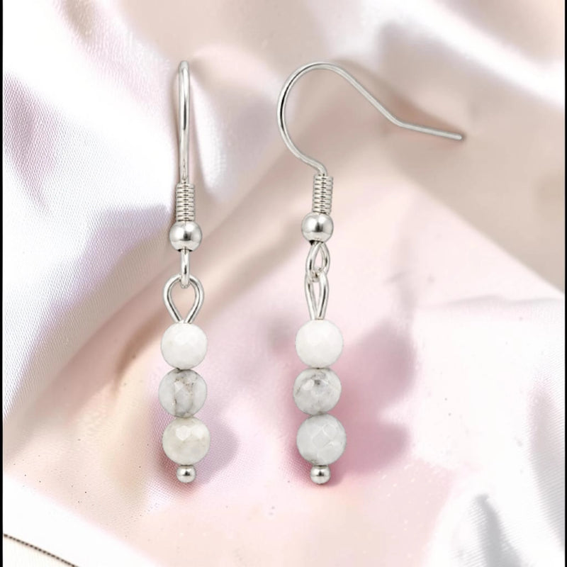 Boucles d'Oreilles Howlite blanche PRISMA® – 3 boules 4 mm, acier argenté