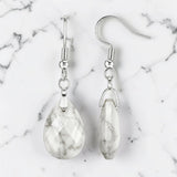 Boucles d'Oreilles Howlite Blanche LARIA® – goutte facettée 18 mm, crochet argenté