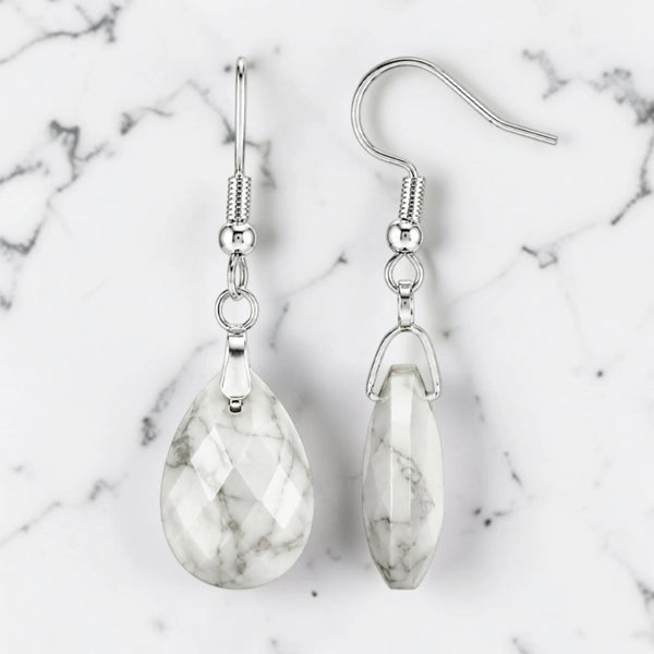 Boucles d'oreilles howlite blanche goutte facettée 18 mm en pierre naturelle sur crochet argenté