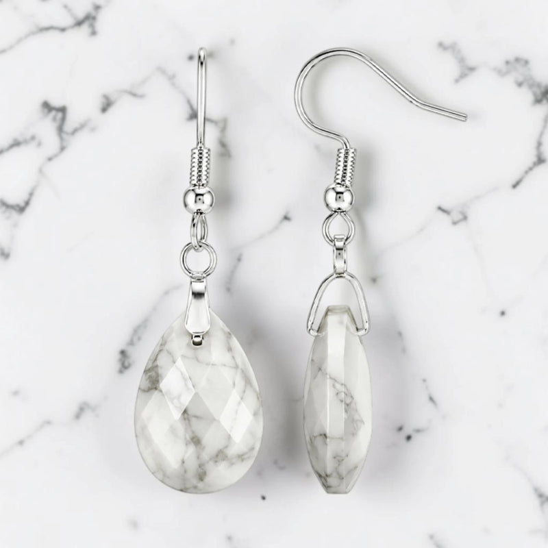 Boucles d'Oreilles Howlite Blanche LARIA® – goutte facettée 18 mm, crochet argenté