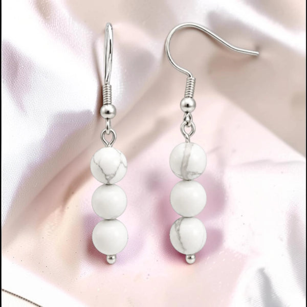Boucles d'oreilles howlite blanche en pierre naturelle, trois boules de 6 mm sur crochet acier argenté
