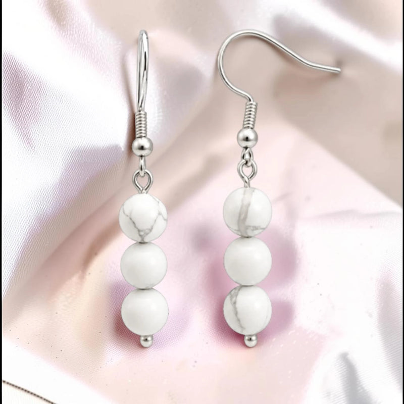 Boucles d'Oreilles Howlite blanche SPHERA® – 3 boules 6 mm, acier argenté