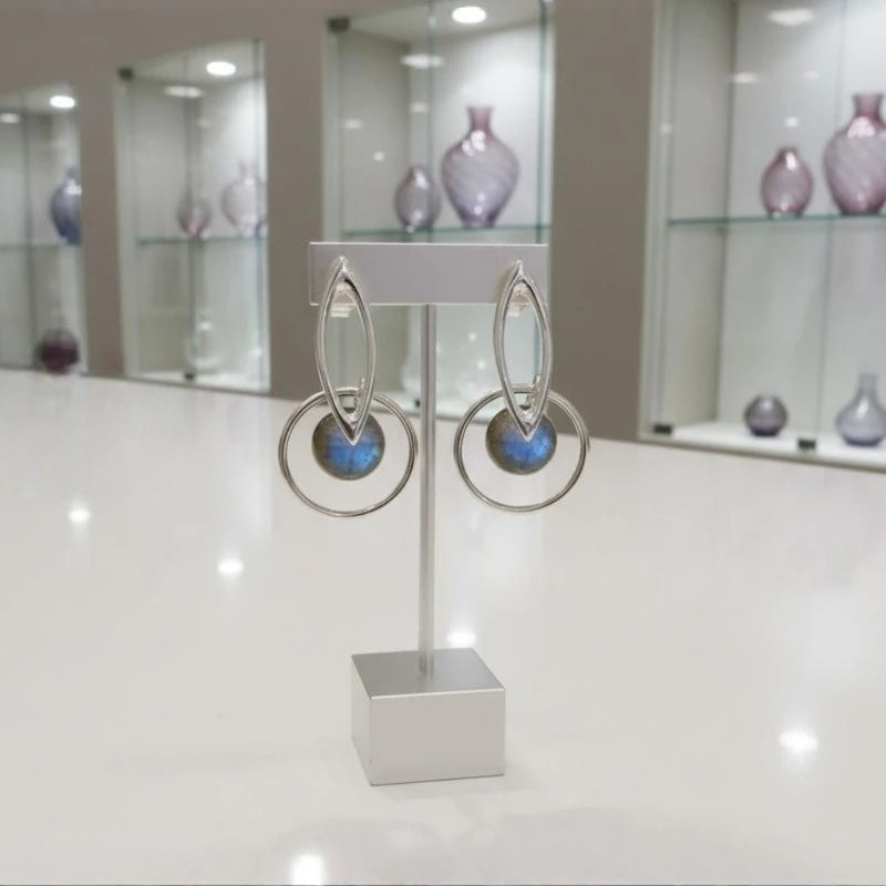 Boucles d'oreilles Algenib en labradorite et argent 925 rhodié, présentées sur un support