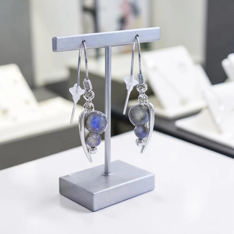 Boucles d'oreilles Menkalinan en labradorite et argent 925 rhodié, présentées sur un support