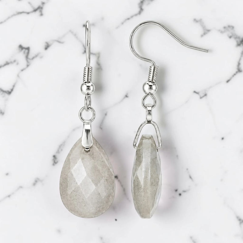 Boucles d'Oreilles Labradorite LARIA® – goutte facettée 18 mm, crochet argenté