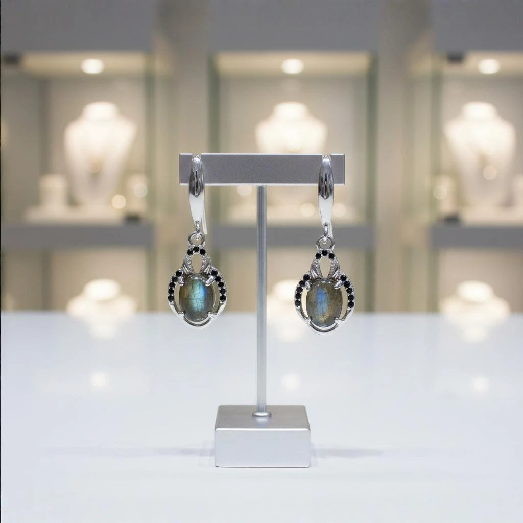 Boucles d'oreilles Algieba en labradorite et argent 925 rhodié, présentées sur un support