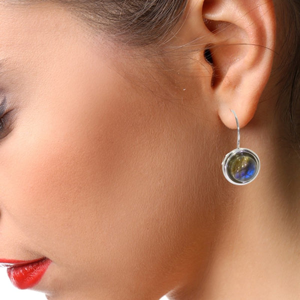 Boucles d'oreilles labradorite Procyon portées sur oreille