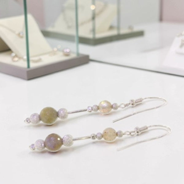 Gros plan perles labradorite facettées 6mm et 8mm boucles Pherkad