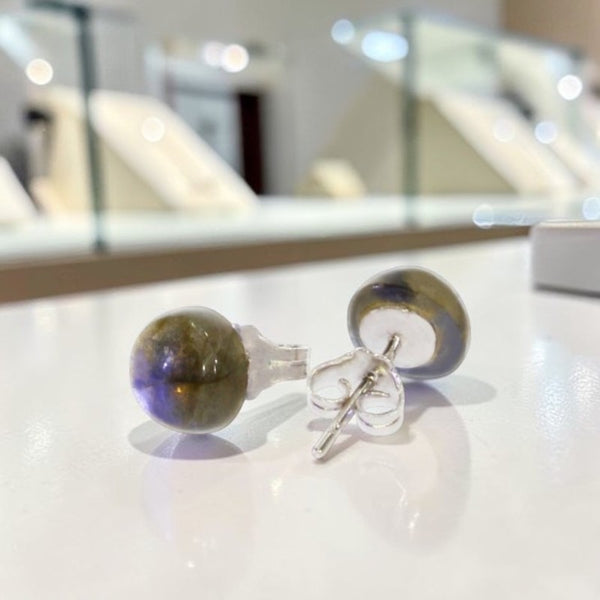 Détail reflets irisés labradorite boucles oreilles Rigel