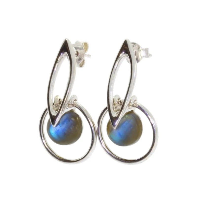 Paire de boucles d'oreilles labradorite Algenib sur fond blanc, argent 925 rhodié