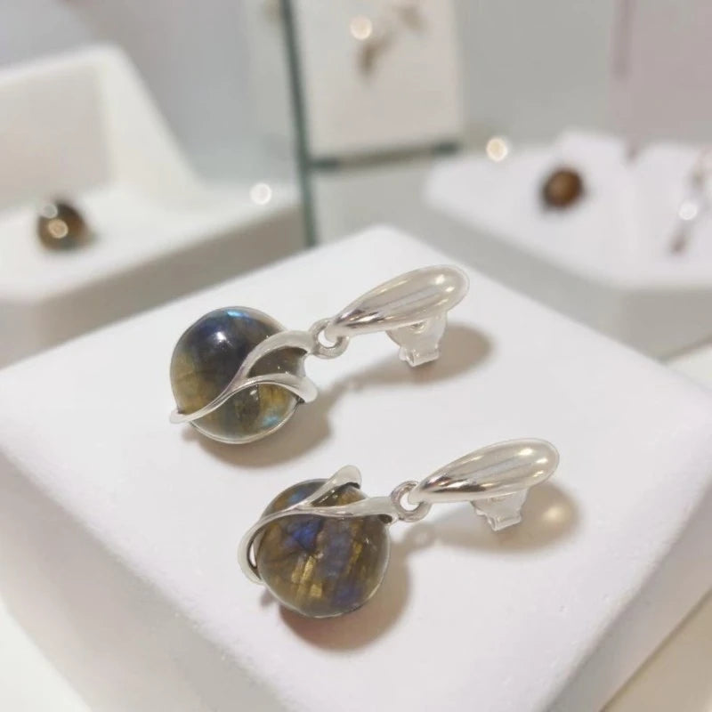Paire de boucles d'oreilles labradorite Arcturus sur fond blanc, argent 925 rhodié