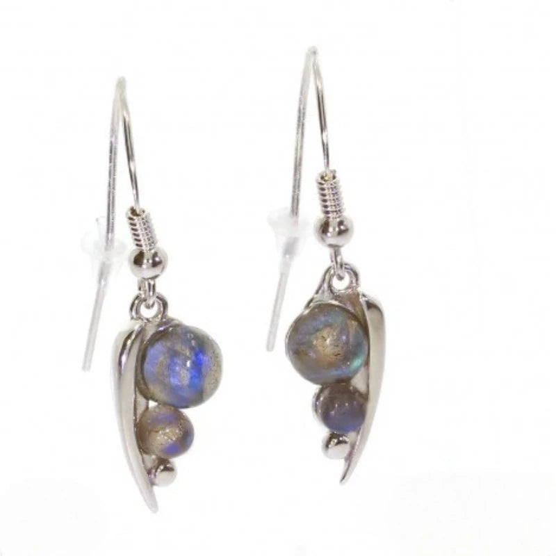 Paire de boucles d'oreilles labradorite Menkalinan sur fond blanc, argent 925 rhodié