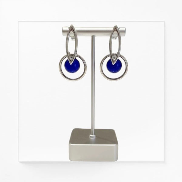 Boucles d'oreilles Zosma en lapis-lazuli et argent 925 rhodié, présentées sur un support