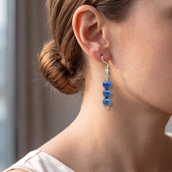 Boucle d'oreille lapis-lazuli bleu portée par une femme, trois perles boule de 6 mm, idée cadeau