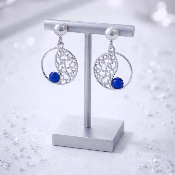 Boucles d'oreilles Alnaïr en lapis-lazuli et argent 925 rhodié, présentées sur un support