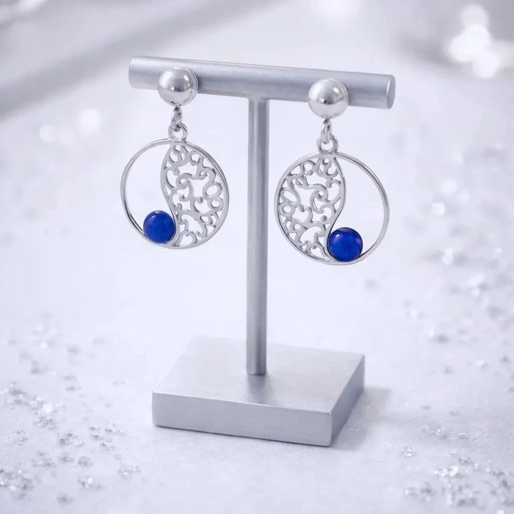 Boucles d'oreilles Alnaïr en lapis-lazuli et argent 925 rhodié, présentées sur un support