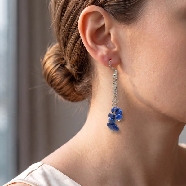 Boucle d'oreille lapis-lazuli bleu en chips portée par une femme, pendante argentée, idée cadeau
