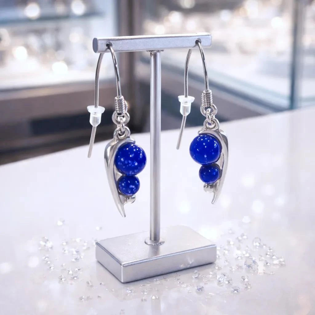 Boucles d'oreilles Atria en lapis-lazuli et argent 925 rhodié, présentées sur un support