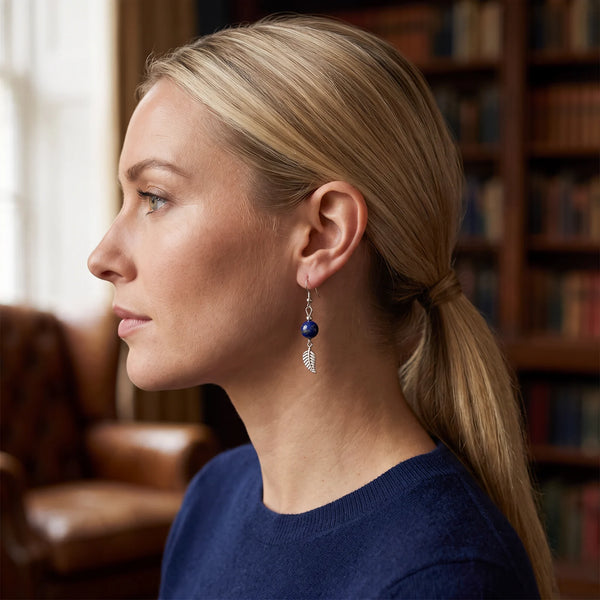 Boucle d'oreille lapis-lazuli et feuille en acier inoxydable, portée à l'oreille