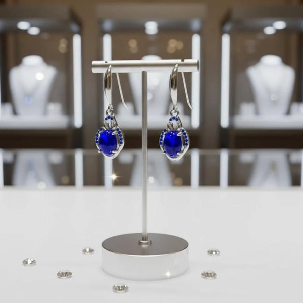 Boucles d'oreilles Diphda en lapis-lazuli et argent 925 rhodié, présentées sur un support