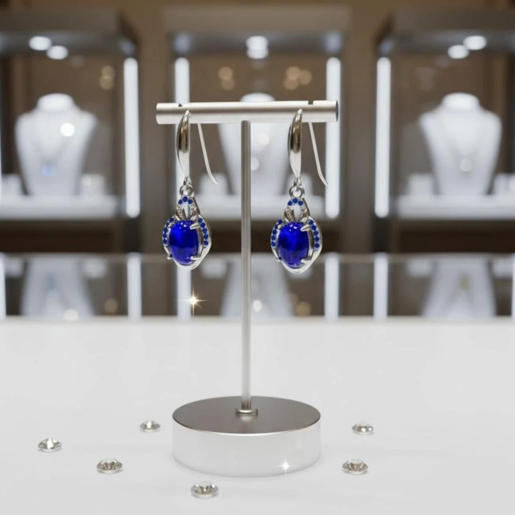 Boucles d'oreilles Diphda en lapis-lazuli et argent 925 rhodié, présentées sur un support