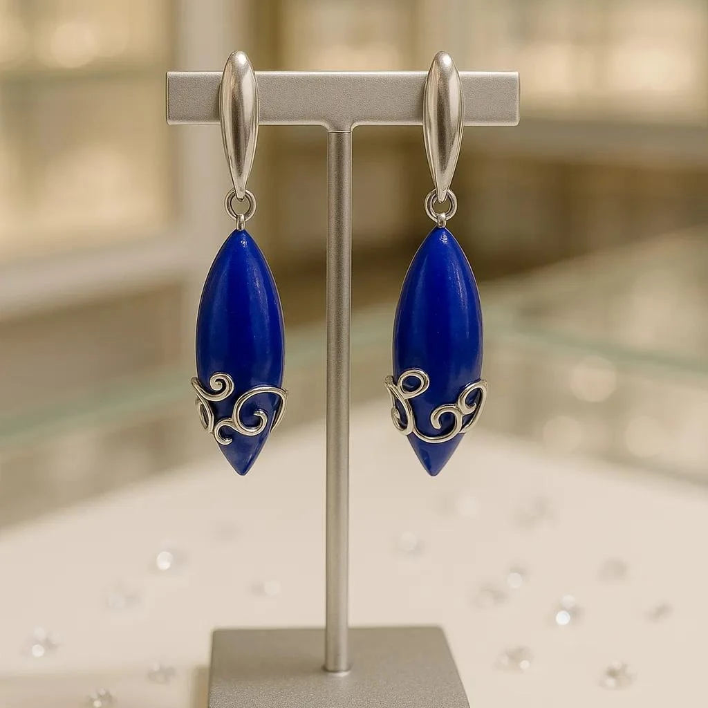 Boucles d'oreilles Enif en lapis-lazuli et argent 925 rhodié, présentées sur un support