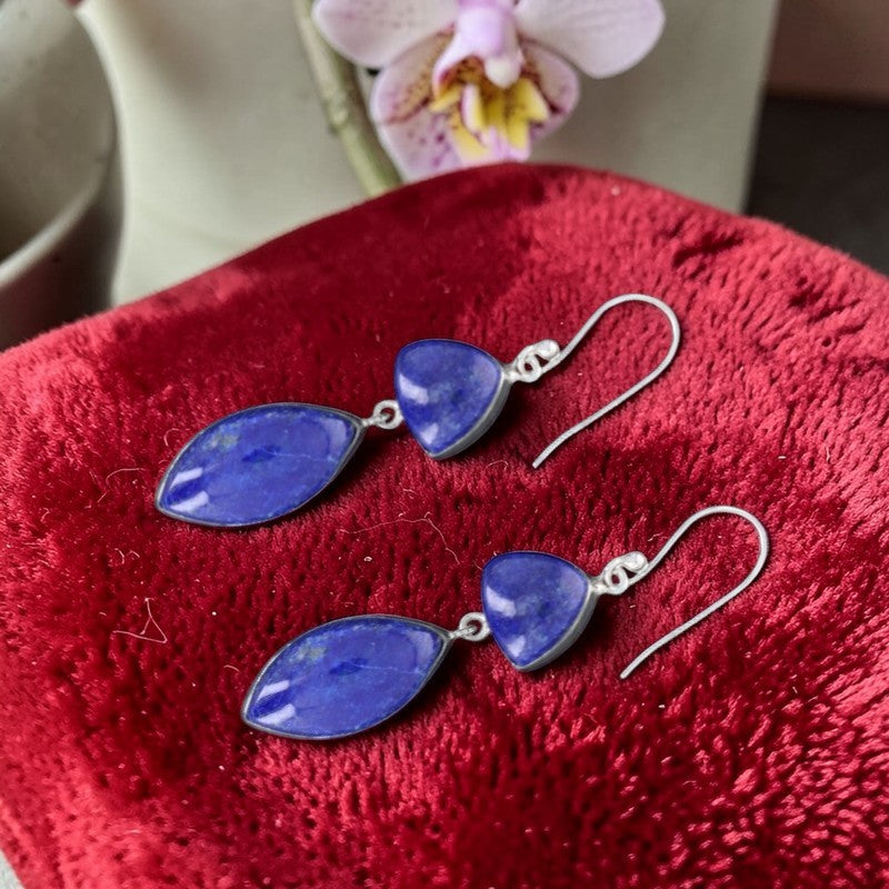 Détail boucles d’oreilles lapis lazuli navette en argent