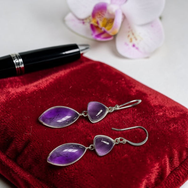 Détail boucles d’oreilles lapis lazuli navette en argent