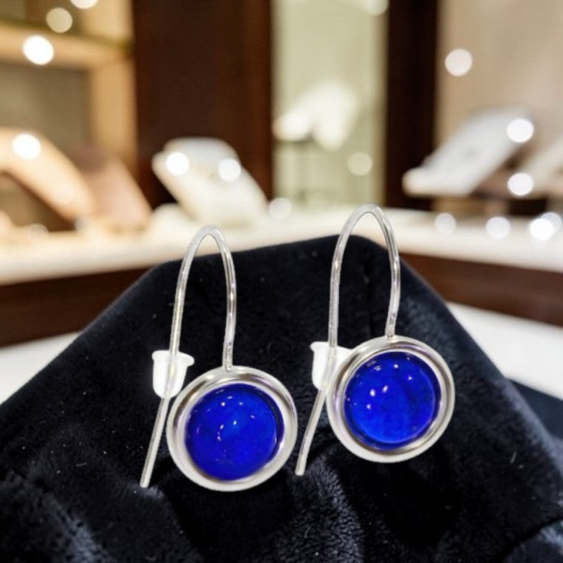 Gros plan cabochon lapis-lazuli bleu intense 8mm boucles pendantes Adhara