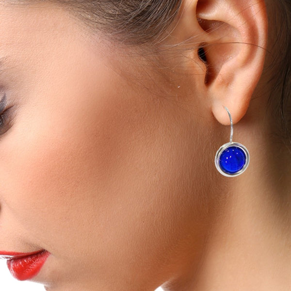 Boucles d'oreilles lapis-lazuli Adhara portées sur oreille