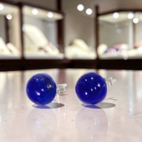 Gros plan cabochon lapis-lazuli 8mm boucles oreilles Deneb