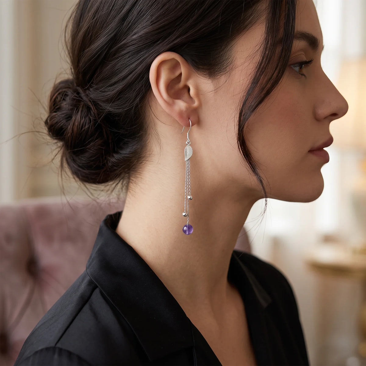 Boucle d'oreille longue en argent massif et améthyste, portée à l'oreille