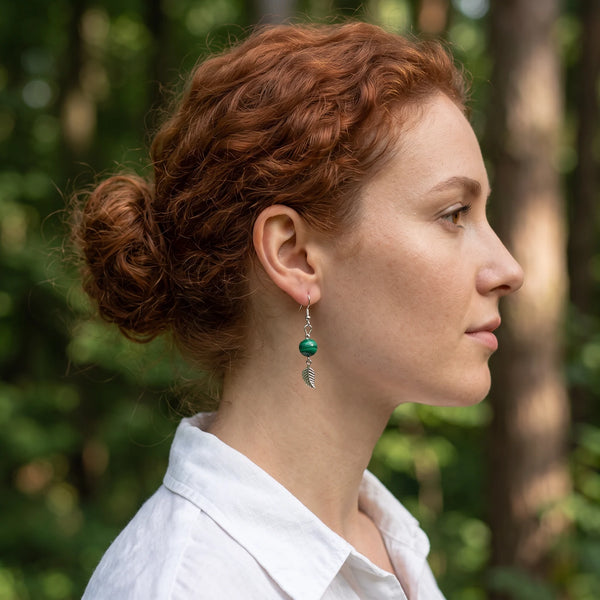 Boucle d'oreille malachite et feuille en acier inoxydable, portée à l'oreille