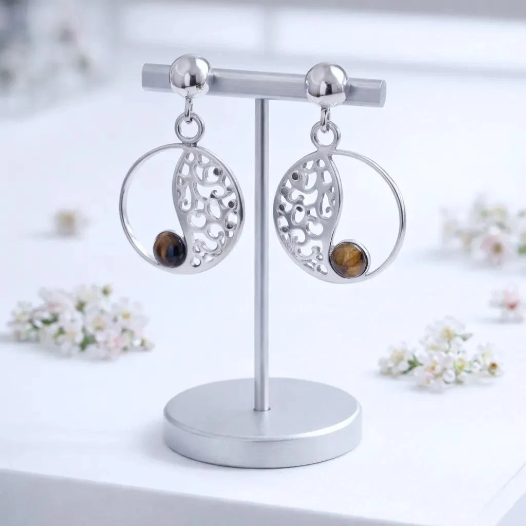 Boucles d'oreilles Dubhe en œil de tigre et argent 925 rhodié, présentées sur un support