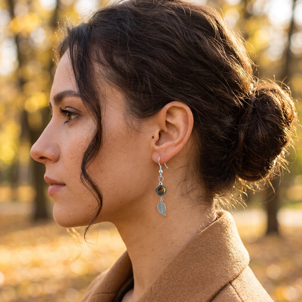 Boucle d'oreille œil de tigre et feuille en acier inoxydable, portée à l'oreille