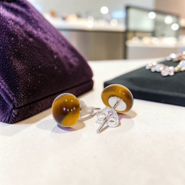 Détail reflets dorés oeil de tigre boucles oreilles Hadar