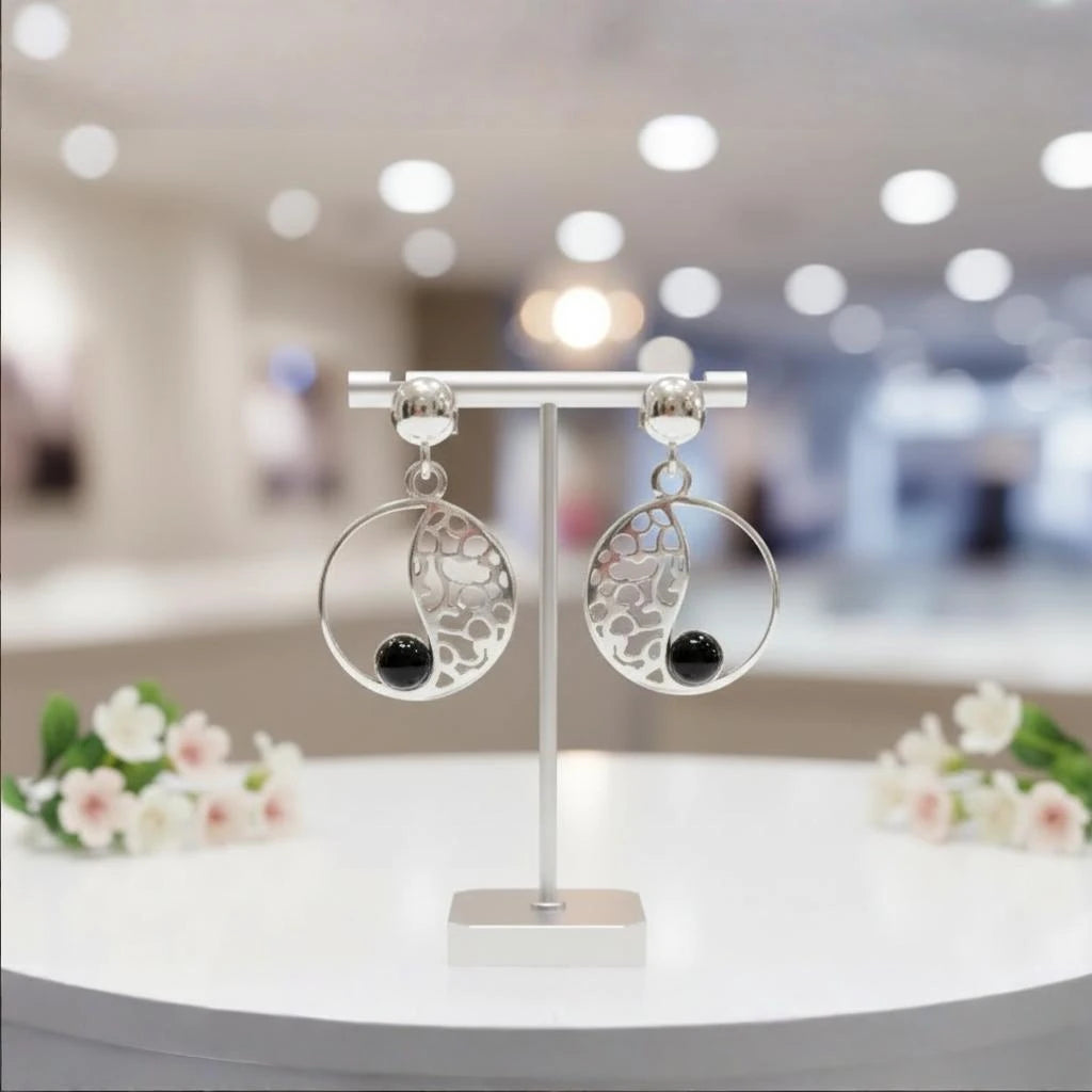 Boucles d'oreilles Alioth en onyx noir et argent 925 rhodié, présentées sur un support