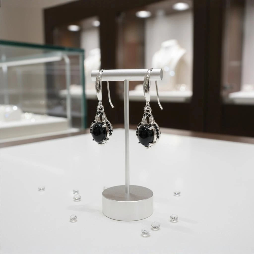 Boucles d'oreilles Menkent en onyx noir et argent 925 rhodié, présentées sur un support