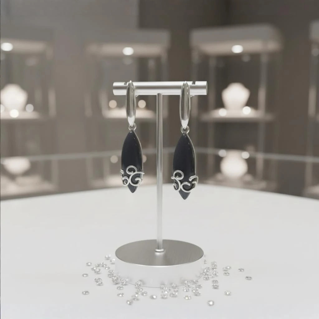 Boucles d'oreilles Markab en onyx noir et argent 925 rhodié, présentées sur un support