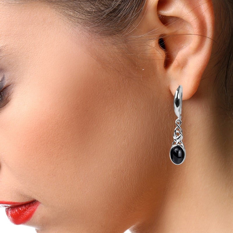 Boucles d'oreilles onyx noir Kaus portées sur oreille