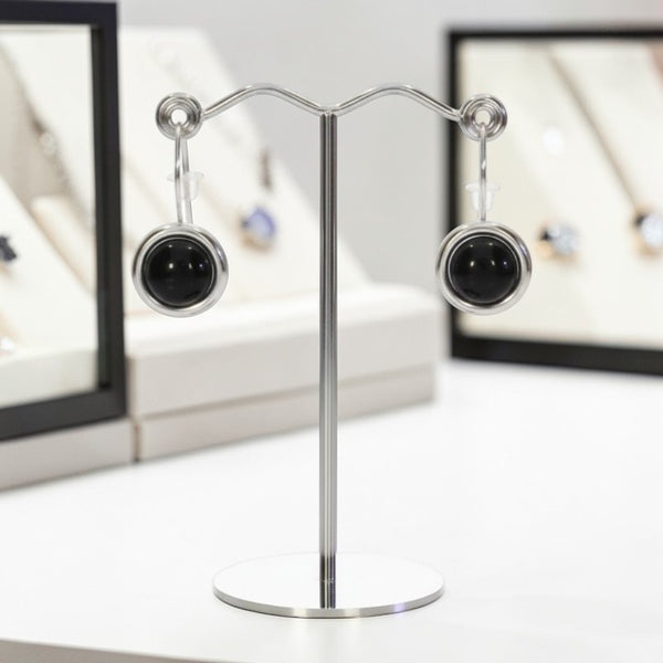 Boucles d'oreilles onyx Ankaa portées sur oreille